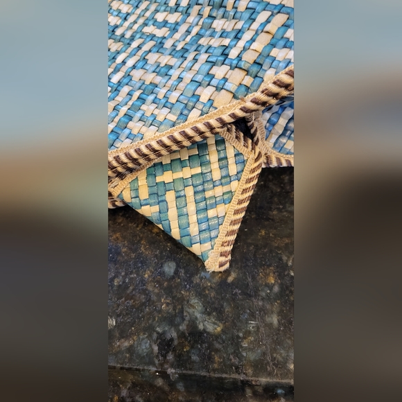 Vintage Mid Century Blue and Cream Straw Woven Handbag w/ Wooden Handles - Picture 8 of 12